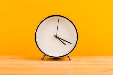 Sarı zemin üzerindeki alarm saati, zaman kavramı