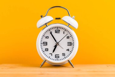 Sarı zemin üzerindeki alarm saati, zaman kavramı