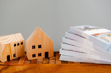 İş ve ev inşaatı için para biriktirme konsepti.