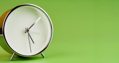 Yeşil arkaplanda alarm saati, zaman kavramı, saat fotoğrafı
