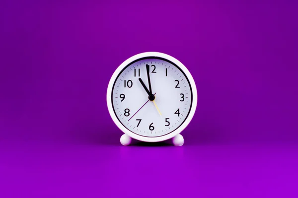 Reloj Blanco Sobre Fondo Púrpura Concepto Tiempo Planificación Del Tiempo —  Fotos de Stock