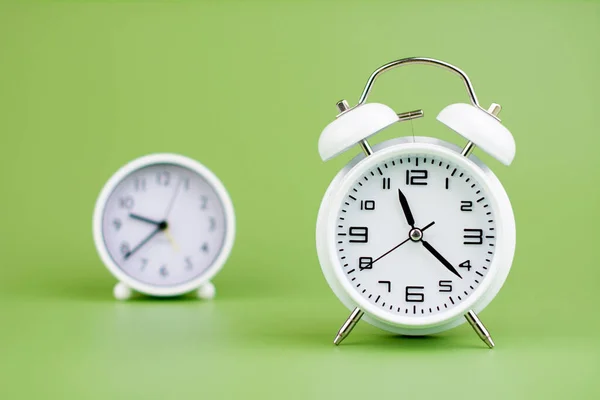Biały Zegar Jasnozielonym Tle Koncepcja Planowania Czasu — Zdjęcie stockowe