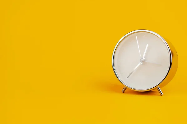 Λευκό Ρολόι Στο Κίτρινο Φόντο Έννοια Του Χρόνου — Φωτογραφία Αρχείου