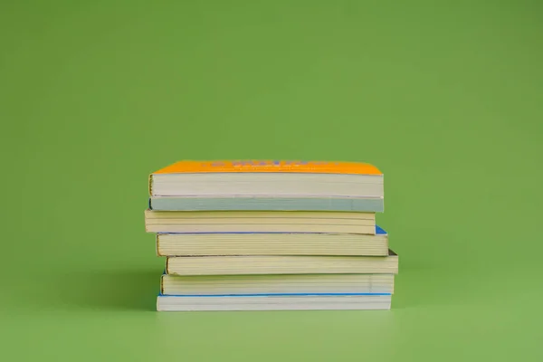 Βιβλία Στοίβα Από Βιβλία Στοιβαγμένα Ανοιχτό Πράσινο Φόντο Διαβάζω Ανάγνωση — Φωτογραφία Αρχείου