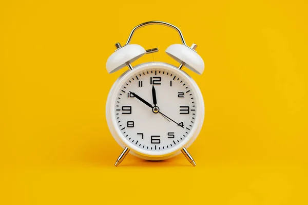 Reloj Blanco Sobre Fondo Amarillo Concepto Tiempo Tiempo Importante Para —  Fotos de Stock