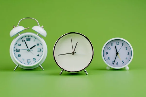 Reloj Blanco Concepto Fondo Verde Del Tiempo Tiempo Importante Trabajar — Foto de Stock