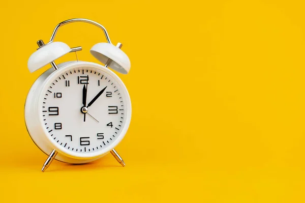 Biały Zegar Żółtym Tle Pojęcie Czasu Jest Ważne Pracy — Zdjęcie stockowe