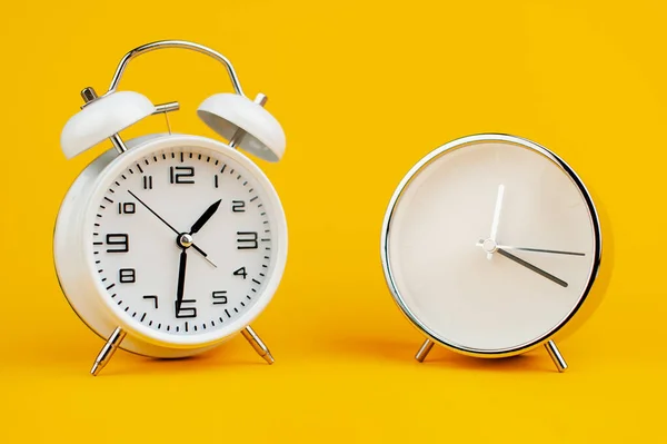 Reloj Blanco Sobre Fondo Amarillo Concepto Tiempo Tiempo Importante Para — Foto de Stock