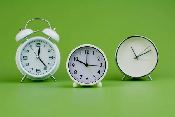 Biały Zegar Zielonym Tle Pojęcie Czasu Jest Ważne Pracy — Zdjęcie stockowe
