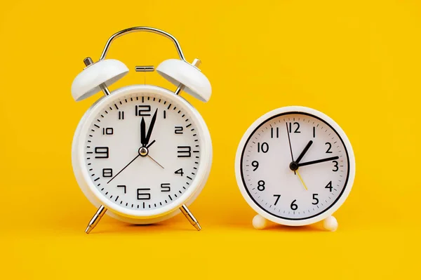 Biały Zegar Żółtym Tle Pojęcie Czasu Jest Ważne Pracy — Zdjęcie stockowe