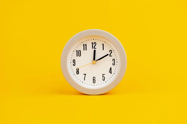 Λευκό Ρολόι Στο Κίτρινο Φόντο Έννοια Του Χρόνου Είναι Σημαντικό — Φωτογραφία Αρχείου