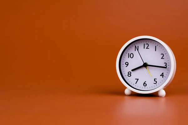 Білий Годинник Коричневому Фоні Концепція Часу Роботи Часом Планування Часу — стокове фото
