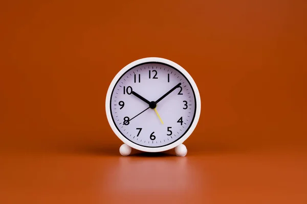 Biały Zegar Brązowym Tle Koncepcja Czasu Pracy Czasem Czas Planowania — Zdjęcie stockowe