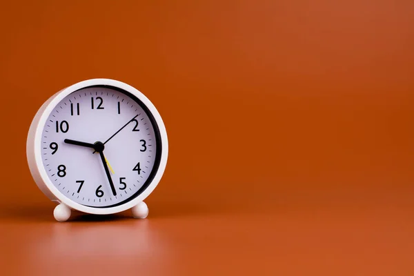 Белые Часы Коричневом Фоне Концепция Времени Работающая Временем — стоковое фото