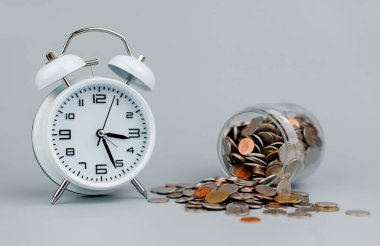 Bozuk paralar ve çalar saat tasarruf kavramı finans sektörü