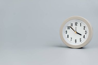Gri sahnedeki alarm saati, zaman kavramı operasyonu Çalışmak ve yaşamak önemli olduğunda