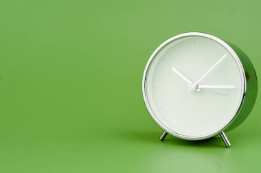 Yeşil arkaplan zaman kavramındaki çalar saat değerli zamanla çalışıyor