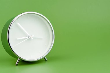 Yeşil arkaplan zaman kavramındaki çalar saat değerli zamanla çalışıyor