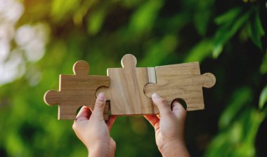 Yapboz yap-boz parçaları birleştirir. Güçleri birleştirir. Birlik ve iyi takım çalışması.