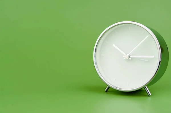 Sveglia Sfondo Verde Concetto Tempo Lavoro Con Tempo Tempo Prezioso — Foto Stock