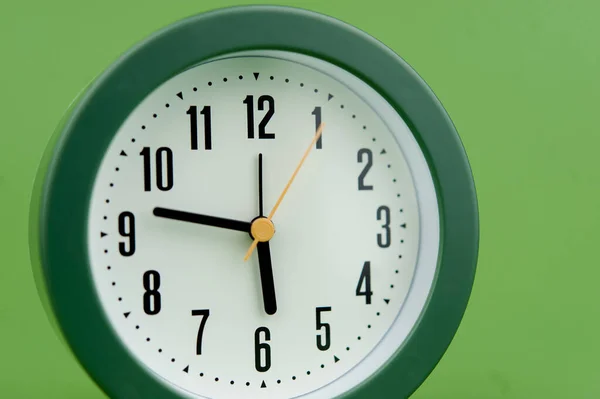 Wecker Auf Grünem Hintergrund Zeitkonzept Das Mit Kostbarer Zeit Arbeitet — Stockfoto
