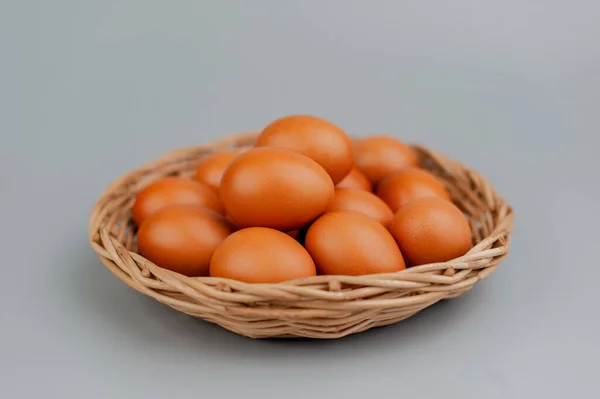 鸡蛋在一个面板 灰色背景的干净鸡蛋 — 图库照片