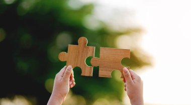 Cam kavanozda para biriktiriyorum. Finans konsepti, gelir, kar, maaş.