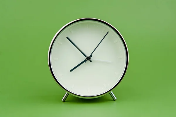 Ébresztőóra Zöld Háttér Idő Koncepció Dolgozik Idő Értékes Idő — Stock Fotó