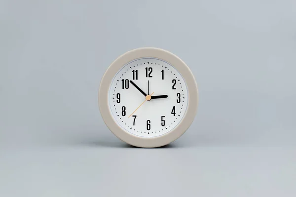 灰色の背景に目覚まし時計 時間の概念 時間の意味 — ストック写真