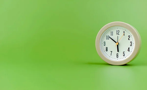 Reloj Despertador Fondo Verde Concepto Tiempo Trabajo Con Tiempo Precioso —  Fotos de Stock