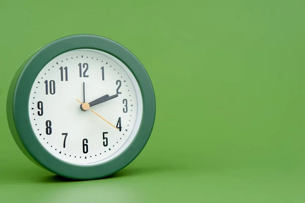 Reloj Despertador Fondo Verde Concepto Tiempo Trabajo Con Tiempo Precioso —  Fotos de Stock