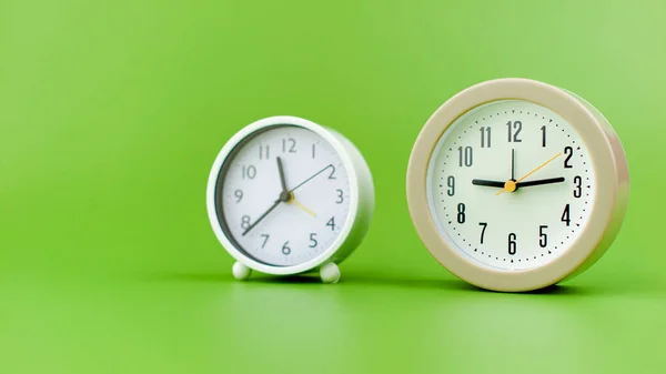 Reloj Despertador Fondo Verde Concepto Tiempo Trabajo Con Tiempo Precioso — Foto de Stock