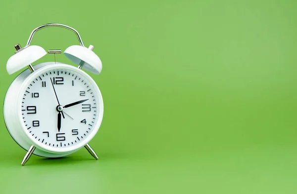 Wekker Groene Achtergrond Tijd Concept Werken Met Tijd Kostbare Tijd — Stockfoto