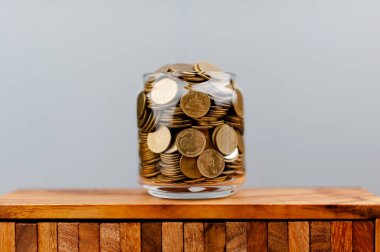 Cam kavanozdaki madeni para tasarrufu madeni para para bankası geliri para harcaması finansal istikrar