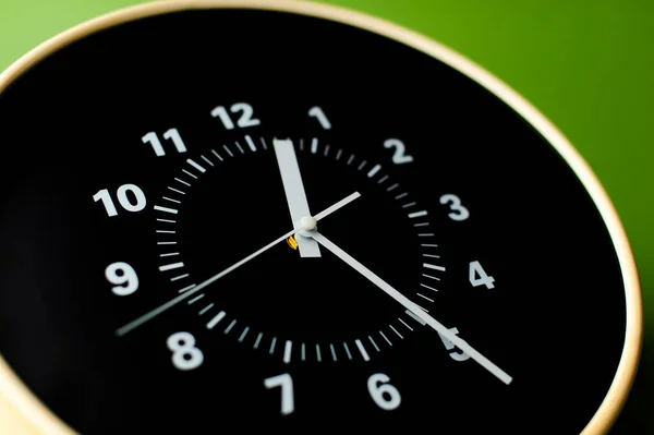 Saat Değerli Zaman Alarmı Yeşil Arka Plan Zaman Kavramı Zamanla — Stok fotoğraf