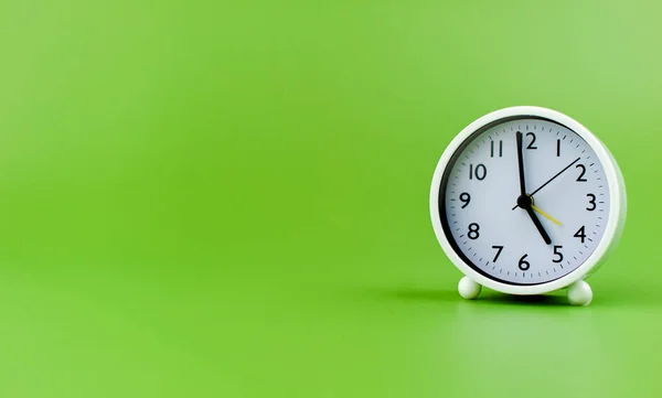 Zegar Cenny Czas Budzik Zegar Zielonym Tle Koncepcja Czasu Pracy — Zdjęcie stockowe