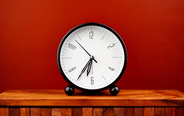 Часы Драгоценное Время Будильник Красном Фоне Концепции Времени Работы Временем — стоковое фото