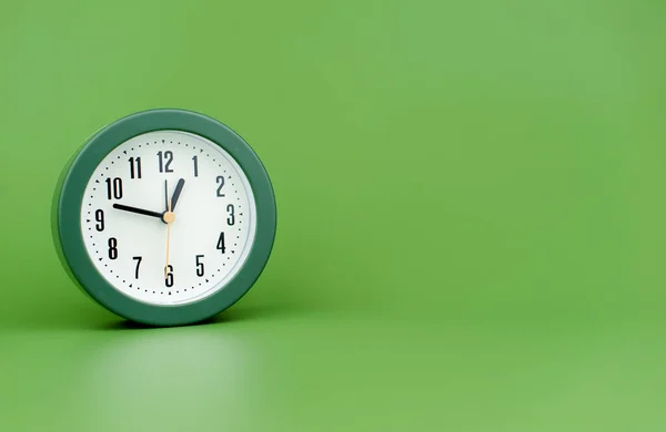 Zegar Cenny Czas Budzik Zegar Zielonym Tle Koncepcja Czasu Pracy — Zdjęcie stockowe
