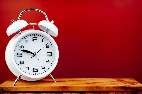 Ρολόι Πολύτιμο Χρόνο Ξυπνητήρι Κόκκινο Φόντο Έννοια Του Χρόνου Εργασίας — Φωτογραφία Αρχείου