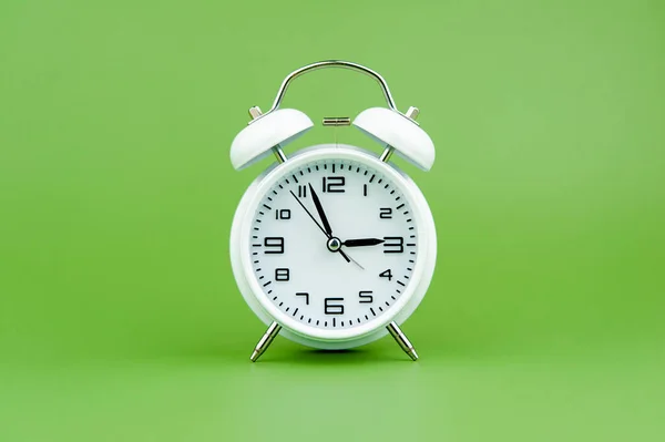 Klok Kostbare Tijd Wekker Groene Achtergrond Concept Van Tijd Werken — Stockfoto