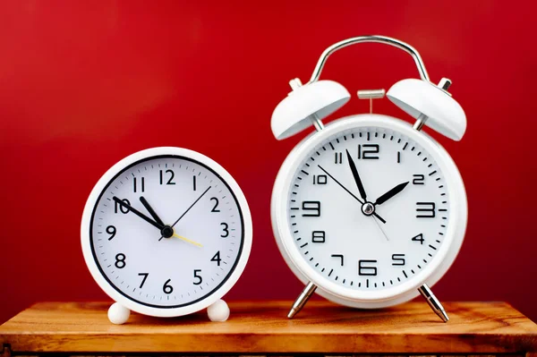 Часы Драгоценное Время Будильник Красном Фоне Концепции Времени Работы Временем — стоковое фото
