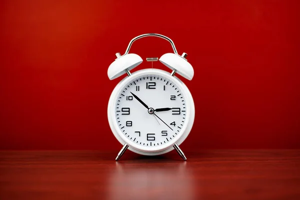 Годинник Дорогоцінний Годинник Нагадування Червоному Тлі Концепція Часу Роботи Часом — стокове фото