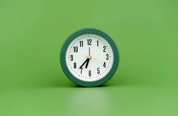 Reloj Reloj Despertador Tiempo Precioso Concepto Fondo Verde Tiempo Trabajo —  Fotos de Stock