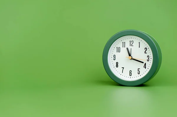 Годинник Дорогоцінний Годинник Тривоги Зеленому Фоні Концепція Часу Роботи Часом — стокове фото