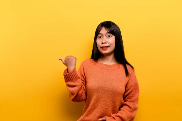Asiatisk Flicka Söt Bär Orange Casual Klänning Gul Bakgrund Fira — Stockfoto