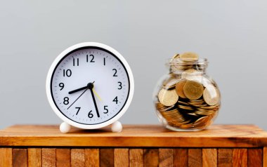 Para bankası, para ve zaman, zaman tasarrufu, zaman, gelir, maaş, tasarruf konsepti.
