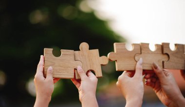 Yapboz parçaları bir araya gelip takım çalışması planlama konseptini oluşturur..