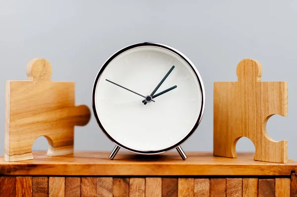 Часы Рядом Кусочком Головоломки Работающие Против Временной Концепции Значения Времени — стоковое фото