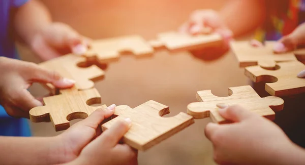 Yapboz parçaları bir araya gelip takım çalışması planlama konseptini oluşturur..