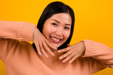 Asyalı kadın çok tatlı ve mutlu. Rahat, iyi titreşimler, tatlı, hafif, kaygısız, umutlu, güzel.